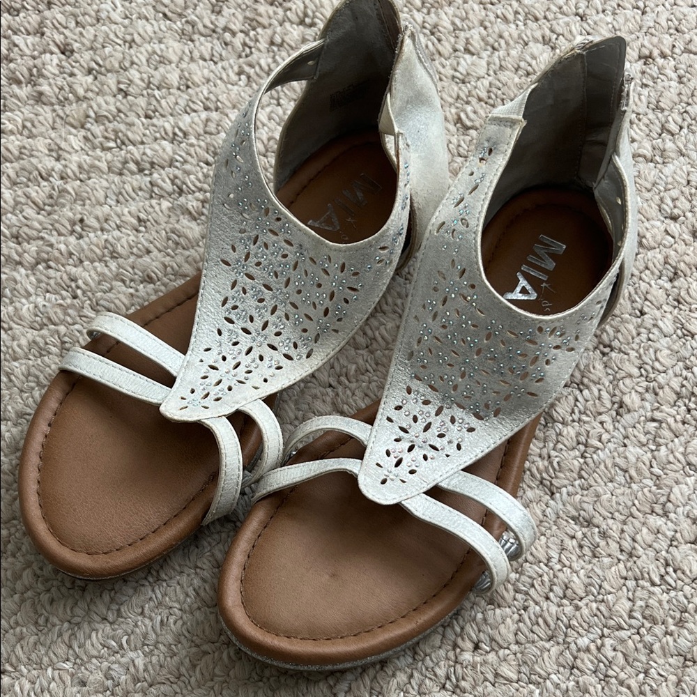MIA Girl's Cream Cutout Sandals